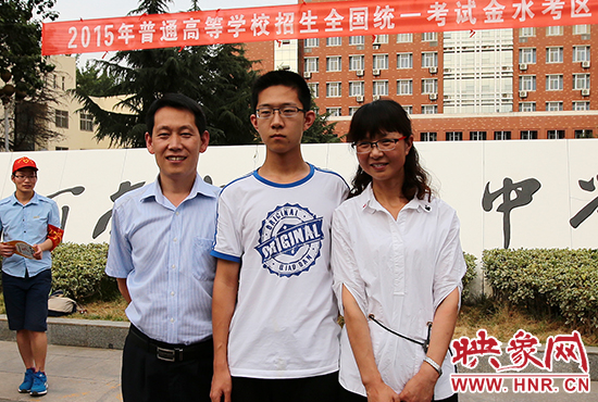 高考結(jié)束的那一刻，就意味著離別，別了曾經(jīng)的班級(jí)、老師、朋友、甚至戀人。