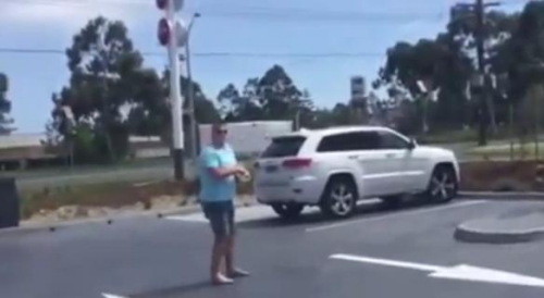 圖一：澳大利亞男子發(fā)飆的樣子被兩個兒子偷拍，并將視頻取名為“憤怒的老爹”上傳至網絡。