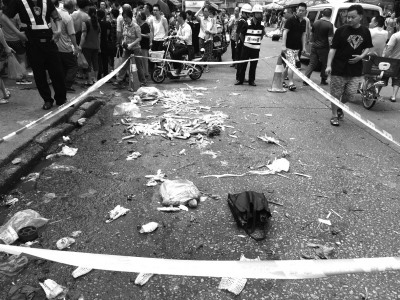 7月11日，群眾在事發(fā)現(xiàn)場外圍觀。新華社發(fā)