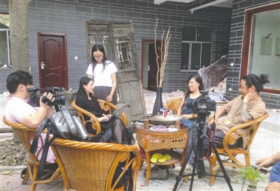 23日，顧少?gòu)?qiáng)接受成都媒體采訪