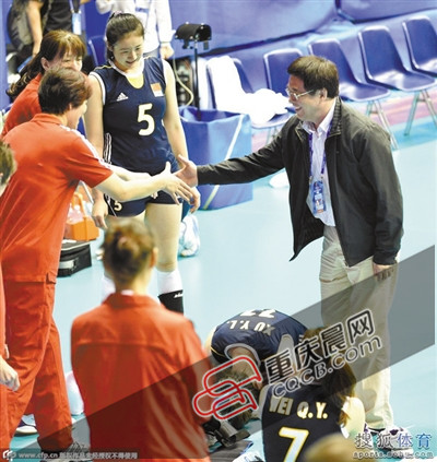 潘志琛(右)曾邀請郎平回歸。