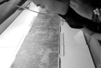 一名觀眾俯身細看《清明上河圖》。 京華時報記者王海欣攝