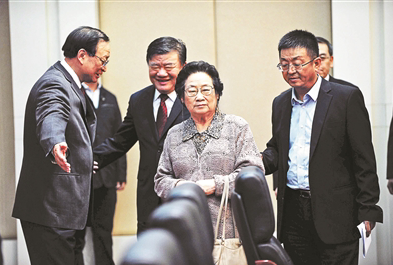 屠呦呦首先進入會議現(xiàn)場