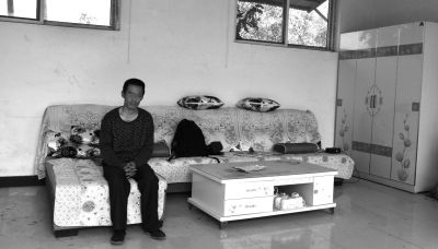 交完彩禮錢，牛志忠?guī)缀跎頍o分文，家里的沙發(fā)、茶幾、衣柜都是凌光輝買的。京華時(shí)報(bào)記者張恒攝