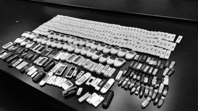 警方在行動(dòng)中繳獲的地下錢莊持有的銀行卡和手機(jī)、U盾等作案工具。