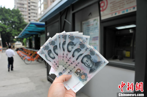 “如果是千元左右的跨行轉(zhuǎn)賬，都會(huì)先充值到支付寶，然后再轉(zhuǎn)到相應(yīng)銀行賬戶中”，肩負(fù)3000多元月供的北京白領(lǐng)小李告訴中新網(wǎng)記者，這樣操作起來方便、省時(shí)，還免去下載好幾個(gè)銀行客戶端的麻煩。