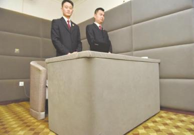 審訊室、居住室內(nèi)的桌椅板凳都進(jìn)行了軟包。