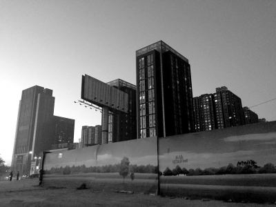 荒地西、南、北三面被2米多高的圍欄圍住。