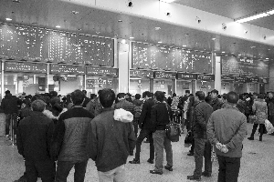 還沒(méi)買(mǎi)到回家火車票的人仍有很多 CFP供圖