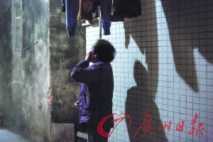 女姐在講述自己老伴幾年前在保姆的“照料”下去世的經(jīng)歷，神色悲傷。廣州日?qǐng)?bào)記者陳憂子 實(shí)習(xí)生郭嘉亮攝