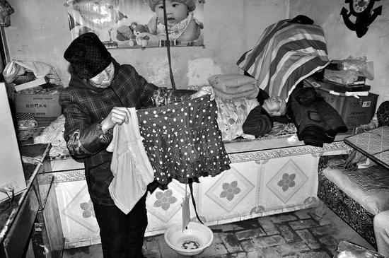 給爺爺?shù)芥?zhèn)上領(lǐng)過(guò)冬的福利，卻領(lǐng)回短裙短褲