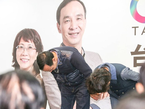 國(guó)民黨明天下午將召開臨時(shí)中常會(huì)，決定由誰(shuí)擔(dān)任代理主席。圖為朱立倫與王如玄上午到競(jìng)選總部，向支持自己競(jìng)選的志工們一一致意，感謝他們的陪伴。圖片來源：臺(tái)灣《聯(lián)合報(bào)》