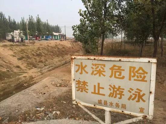 2015年10月20日，記者在河北省威縣看到，橋下河流早已干涸，除了土和石頭，什么都沒(méi)有。 新華社記者郭雅茹 攝