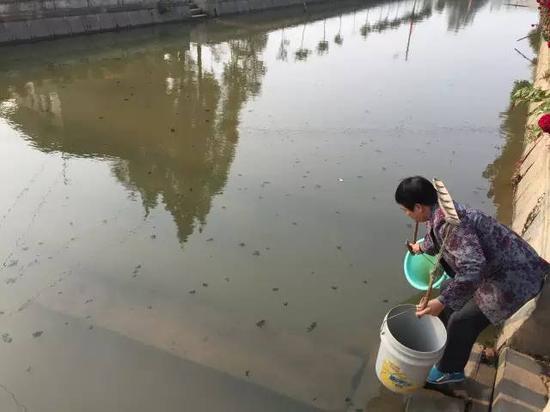 洞庭湖缺水，2015年11月，湖南省南縣石壩村肖喜福老人家中面臨的水質(zhì)型缺水難題。地下水不能喝，只能到被污染的河溝里挑水喝。新華社記者周楠攝