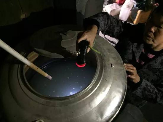 洞庭湖缺水，2015年11月，湖南省南縣石壩村肖喜福老人家中面臨的水質(zhì)型缺水難題。近20多年來(lái)，家里打了兩次深井，如圖所示，井水呈乳白色，鐵錳嚴(yán)重超標(biāo)，無(wú)法飲用。新華社記者周楠攝