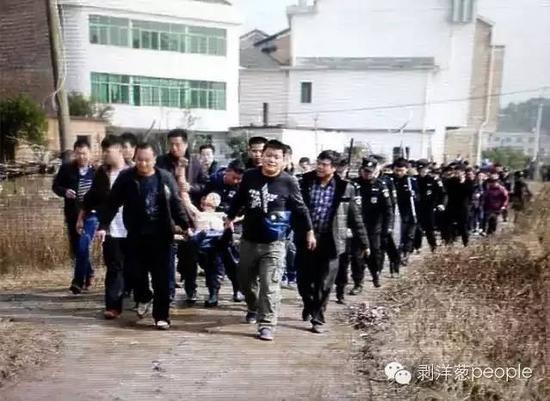 聶露勇被抓獲時(shí)畫面。