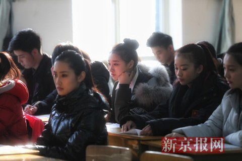 主持系考生正在備考區(qū)等待考試。