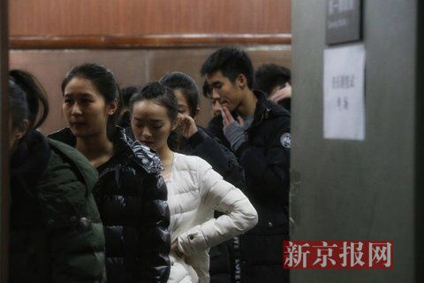 音樂劇系考生在備考區(qū)域等待考試。新京報記者 周崗峰 攝