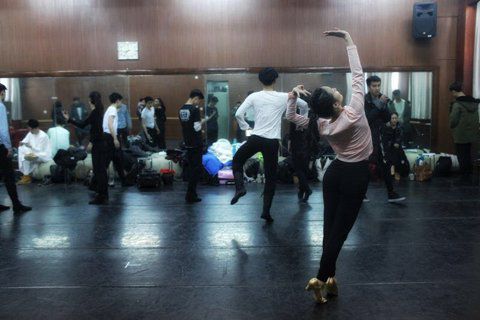 音樂劇系考生在備考區(qū)域等待考試。新京報記者 周崗峰 攝