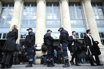 法國(guó)巴黎，警方加強(qiáng)安保工作。圖/CFP