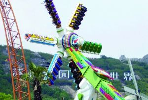 3月28日零點(diǎn)剛過幾分鐘，上海迪士尼6月16日開園日的門票就宣告售罄，巨大的訪問量一度導(dǎo)致票務(wù)系統(tǒng)出現(xiàn)間歇性故障，被網(wǎng)友調(diào)侃“激烈程度堪比春運(yùn)”。網(wǎng)上甚至有“黃?！睂⒁粡堥_園門票炒到幾千元。