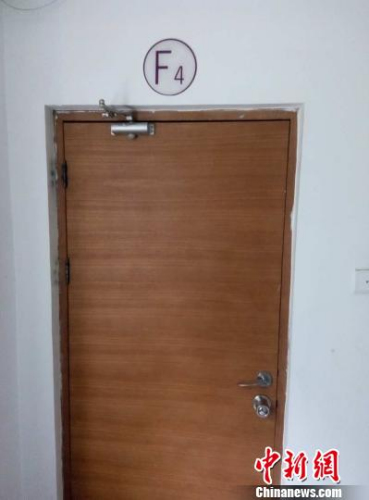 6日，事發(fā)樓層四層消防通道門(mén)被封死。呂春榮 攝