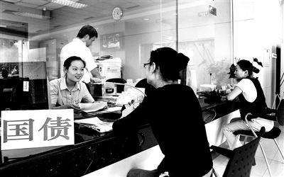 由于網(wǎng)銀和柜臺同時開售，部分銀行網(wǎng)點甚至來不及賣出一筆就發(fā)現(xiàn)額度全部被搶光供圖/視覺中國