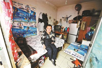 早晨收拾停當后，李大鵬準備前往地鐵賣藝