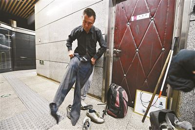 只有在賣藝時，李大鵬才會換上破舊的衣服