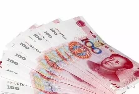 按照4月1日起上海執(zhí)行的月最低工資標(biāo)準(zhǔn)2190元計(jì)算，勞動(dòng)者在5月1日當(dāng)天加班，每天的加班工資至少有302元。如果3天都加班、不調(diào)休，加班工資至少有704元。