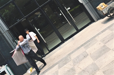 昨日11時(shí)許，新華聯(lián)國際公寓門口，一男子將電視等賭具轉(zhuǎn)移，后被警方控制