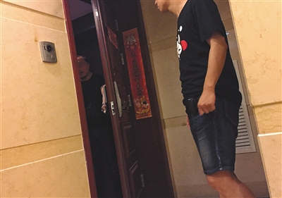 新華聯(lián)國際公寓23層，辦案民警陸續(xù)進(jìn)入涉案房間