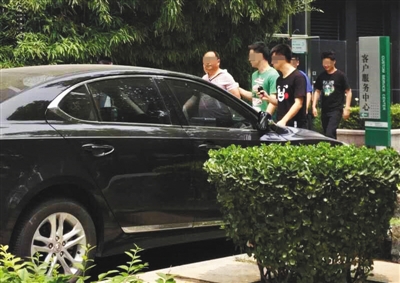 昨日下午，北京警方從新華聯(lián)國際公寓內(nèi)帶出一名男子