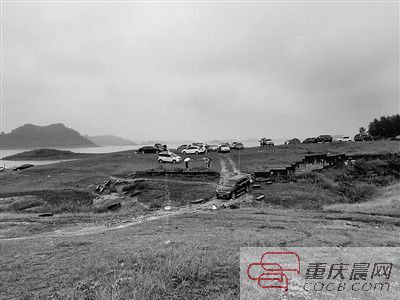 10日，約30輛自駕車被困在長壽湖的這片湖灘上。