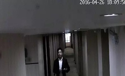疑似肖明離開酒店的監(jiān)控錄像截圖