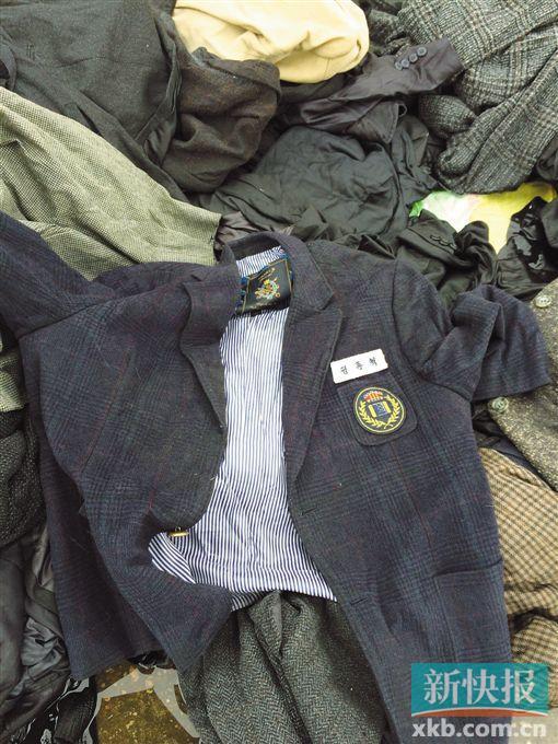 現(xiàn)場查獲的一件韓國校服。 鄭雁虹/攝