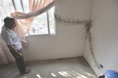 村民家中電視機(jī)的天線(xiàn)被閃電擊中，貼在墻上的線(xiàn)被燒毀