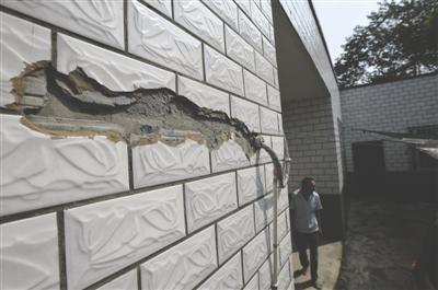 村民家被閃電擊中，墻上的瓷磚被打壞