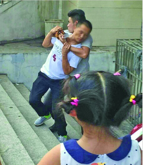 男子因糾紛劫持他人 火鍋店給圍觀人群派酸梅湯 男子因糾紛劫持他人 火鍋店給圍觀人群派酸梅湯