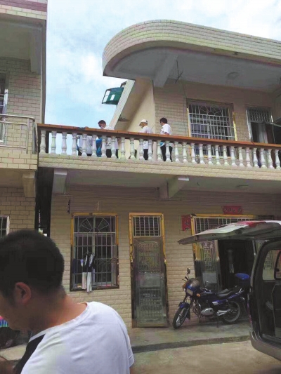 警方在嫌疑人鄰居家二樓露臺(tái)上發(fā)現(xiàn)女孩尸體。 家屬供圖