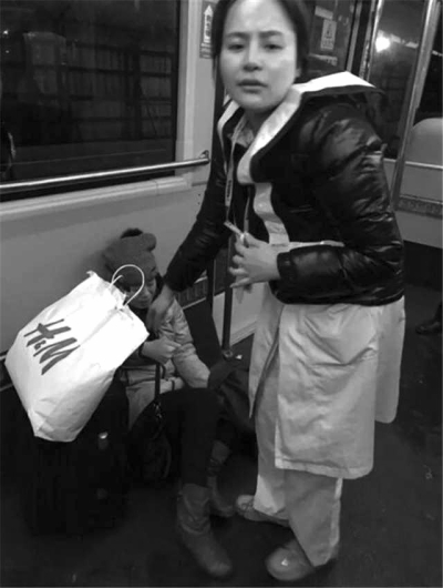 事發(fā)后，一名女乘客（左）受傷。