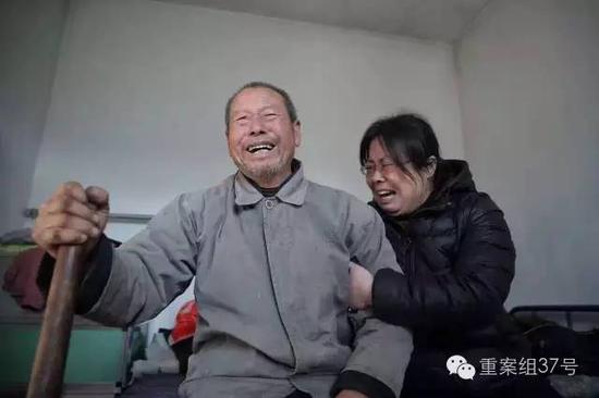 聶樹斌父親得知聶樹斌被判無罪消息后失聲痛哭。 新京報記者 彭子洋 攝