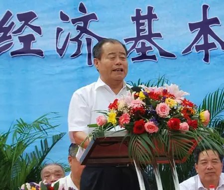 信發(fā)集團(tuán)發(fā)展成為一家集發(fā)電、供熱、氧化鋁、電解鋁、碳素、燒堿、聚氯乙烯、電石、鋁深加工等產(chǎn)業(yè)于一體的現(xiàn)代化大型企業(yè)集團(tuán)，位于山東聊城茌平縣。2016年10月，信發(fā)集團(tuán)董事局主席張學(xué)信在接受山東商報(bào)采訪時(shí)表示，44年企業(yè)沒有一名員工離職。