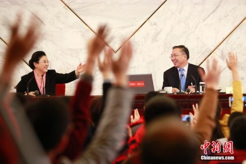 資料圖：2016年3月2日，全國政協(xié)十二屆四次會議新聞發(fā)布會在北京人民大會堂舉行，大會新聞發(fā)言人王國慶(右)回答中外記者提問。中新社記者 盛佳鵬 攝