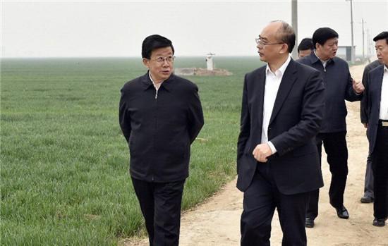 4月3日至4日，河北省委書記、省人大常委會(huì)主任趙克志，省委副書記、省政府黨組書記許勤在雄安新區(qū)調(diào)研。這是趙克志、許勤4日實(shí)地察看雄安新區(qū)核心區(qū)概貌。 圖片來(lái)源：河北新聞網(wǎng)