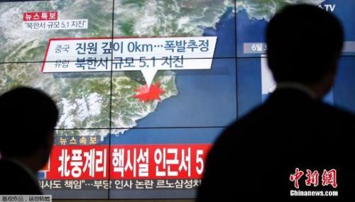 圖三 資料圖：韓國民眾觀看電視對朝鮮媒體試射氫彈的報道。