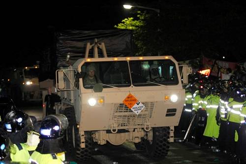 在1000多名警察的護(hù)衛(wèi)下，薩德系統(tǒng)被運(yùn)到星州的高爾夫球場圖據(jù)網(wǎng)絡(luò)