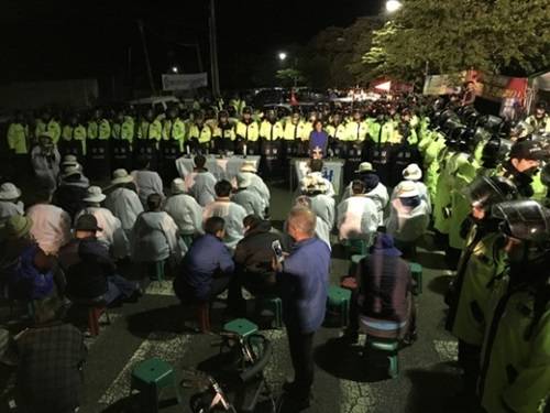 在把薩德搬運(yùn)到星州高爾夫球場過程中，當(dāng)?shù)鼐用窈途彀l(fā)生對抗沖突圖據(jù)網(wǎng)絡(luò)