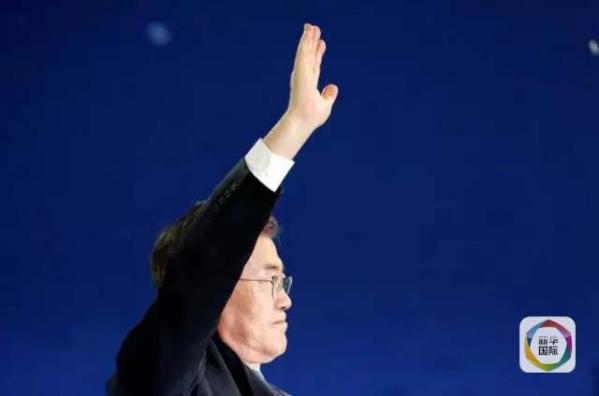 目前民調領先的共同民主黨候選人文在寅方面當天上午表示，強行在星州部署“薩德”的做法“無視國民意愿和程序”，實際上切斷了下屆政府針對“薩德”相關政策的判斷余地。