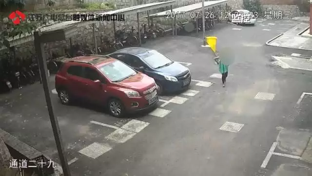 10歲女孩稱在小區(qū)內(nèi)被綁架 監(jiān)控畫面卻是這樣一幕 10歲女孩稱在小區(qū)內(nèi)被綁架 監(jiān)控畫面卻是這樣一幕